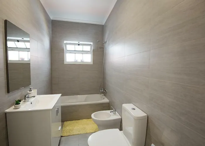 Seaside Azores With Natural Pool, Terrace & Barbecue كابيلاس